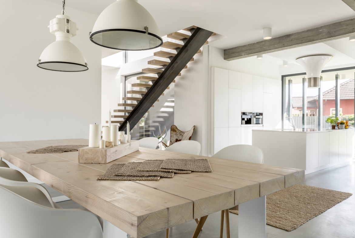 villa with open dining room